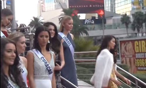 Hanh dong gay tranh cai cua Pham Huong tai Miss Universe 2015